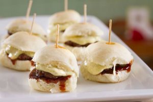 Mini hamburgers estão entre os mais pedidos na MariMari (Foto: Divulgação)