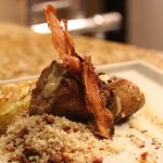 Filé mignon suíno ao molho de mostarda escura com batata anna e farofinha de bacon