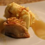 Roseta de maçã com caramelo e sorvete de baunilha